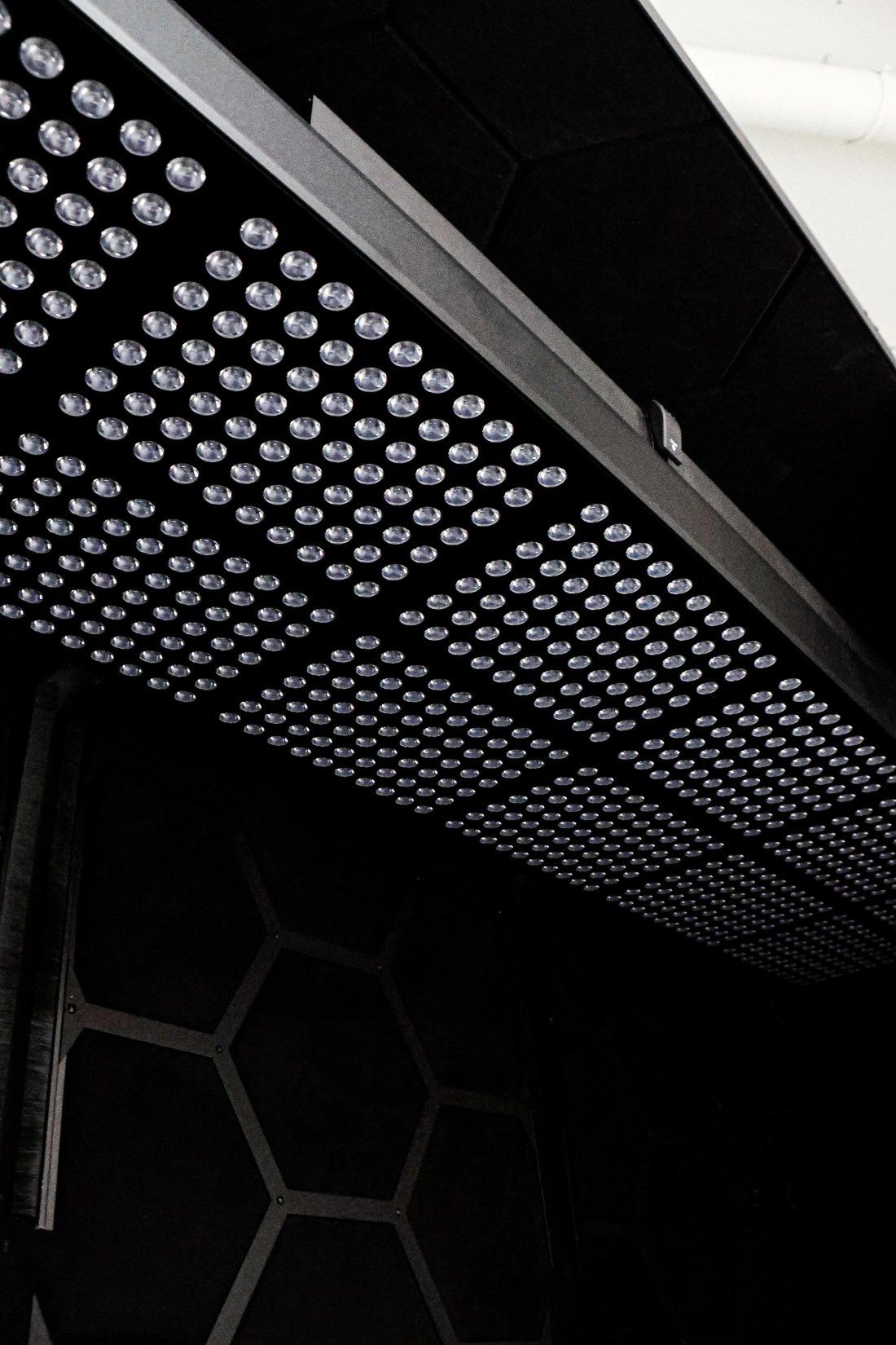 Close-up van het lichtpaneel in het plafond van de Cellax-pod