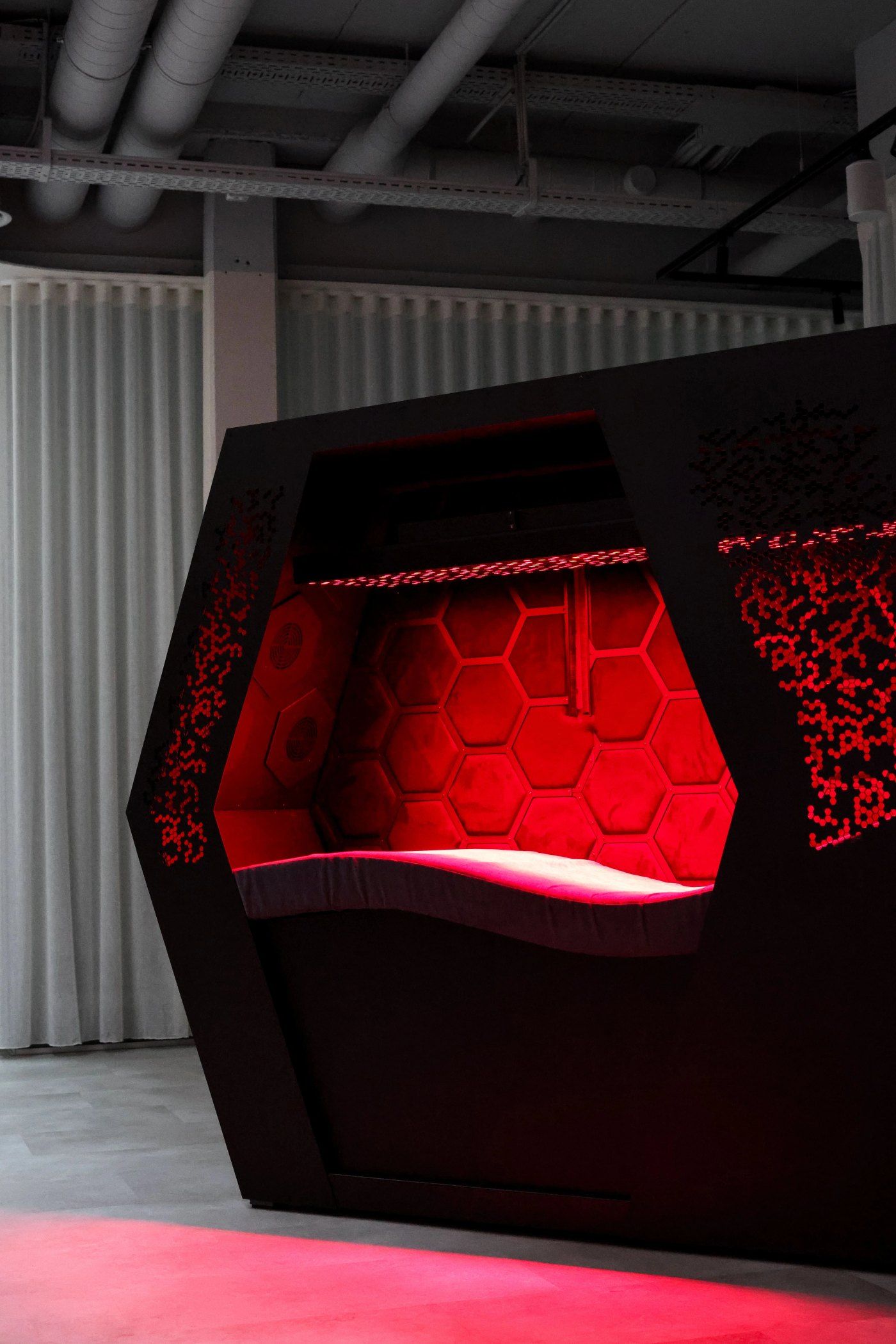 Cellax-pod met rood licht binnenin, in een centrum
