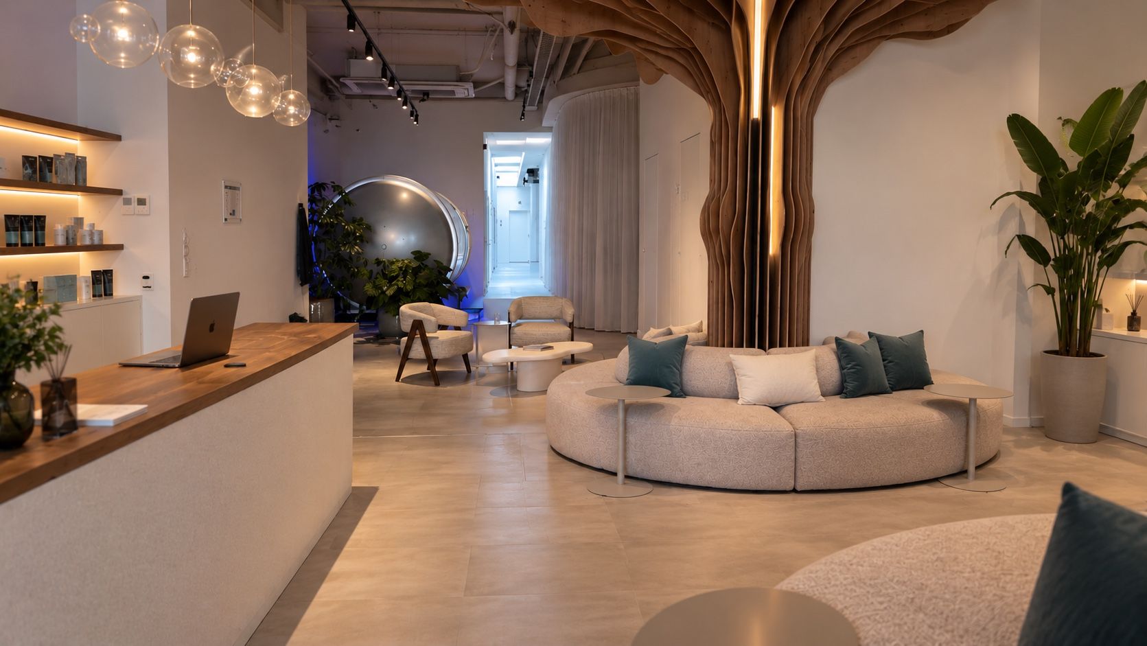 Onthaal en lounge van een longevitycentrum, met een hyperbare kamer op de achtergrond